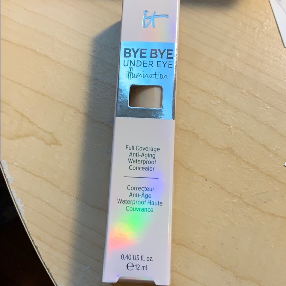 It cosmetics waterproof concealer (10.5 light)